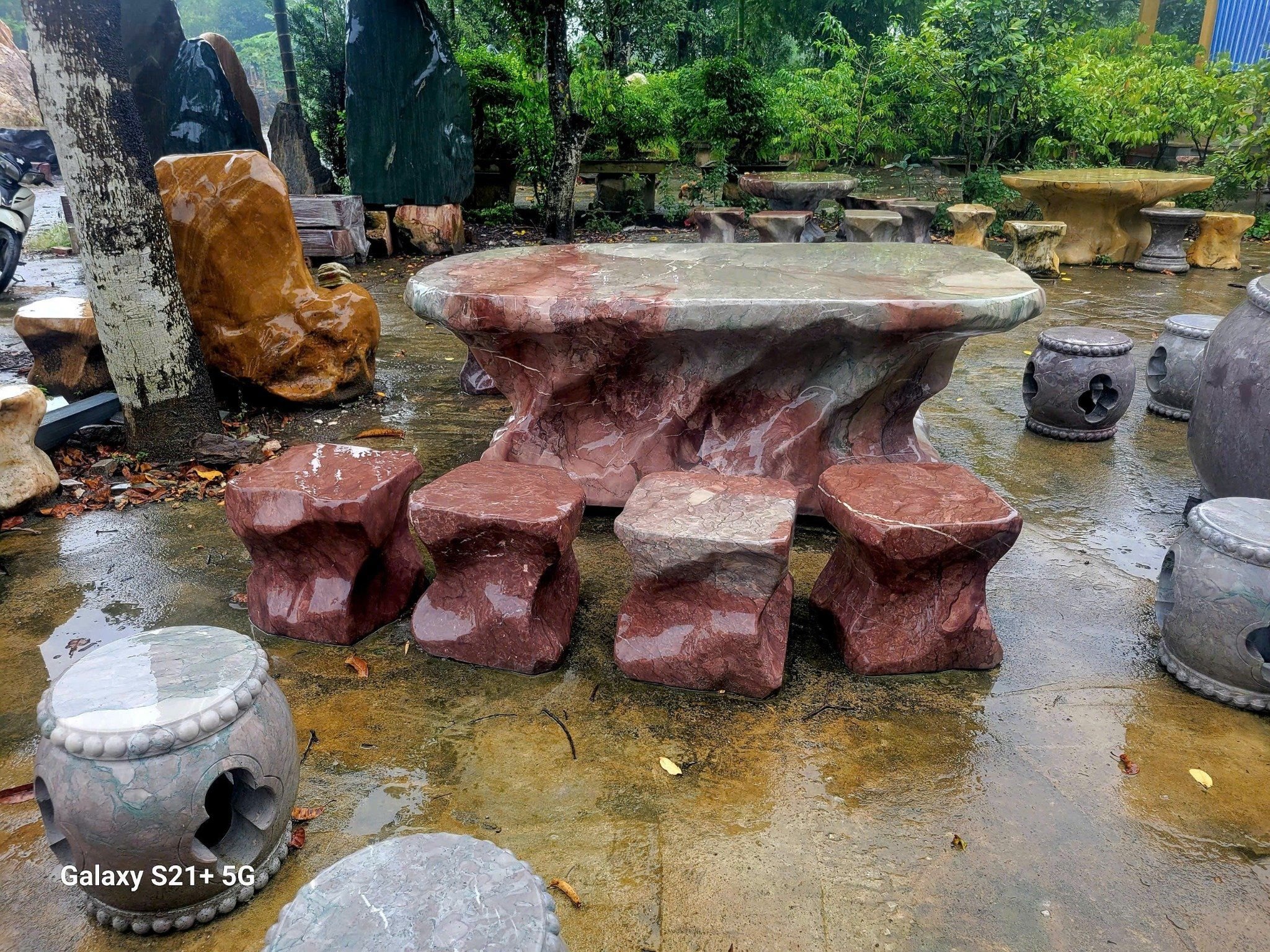 Bàn đá tự nhiên